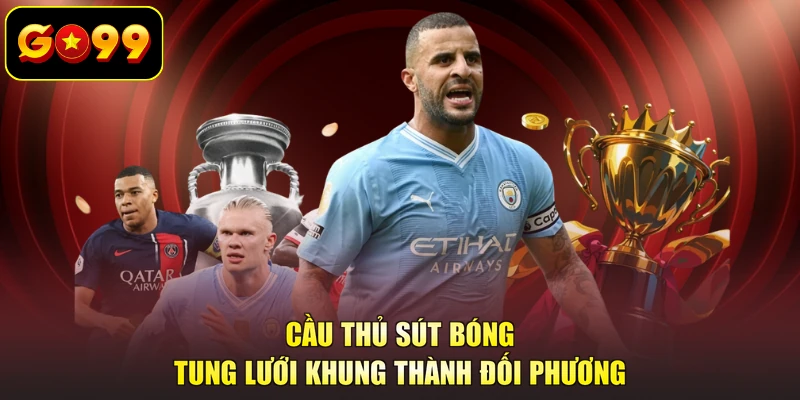 Cầu thủ sút bóng tung lưới khung thành đối phương